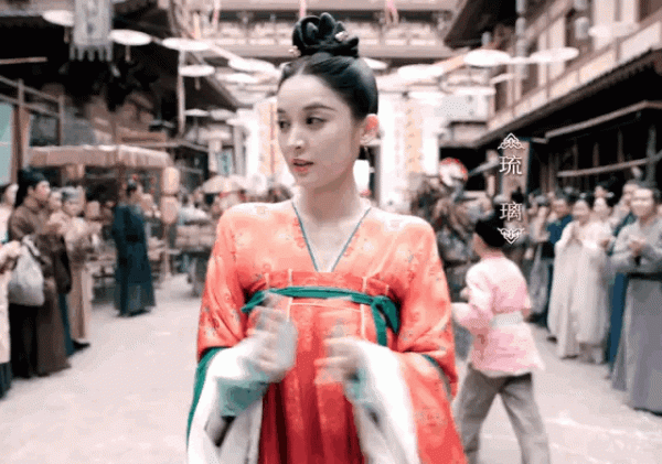 “靈動少女”別亂演，有人一顰一笑似精靈，有人一舉一動像智障