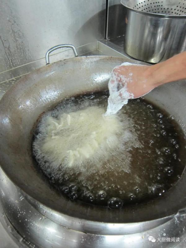 手撕羊排、蔥香烤肘子、鮑魚黃金雞&hellip;酒店年宴壓桌菜，實用又大氣
