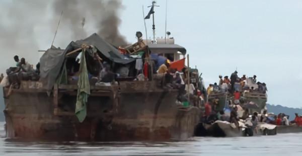 非洲玩命貨船,在剛果河上載2000人,隨時都要翻船 非洲玩命貨船,在剛果河上載2000人,隨時都要翻船