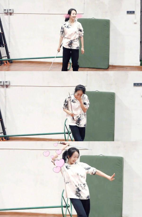 宋茜吊著威亞練打戲 高馬尾舞劍英氣逼人