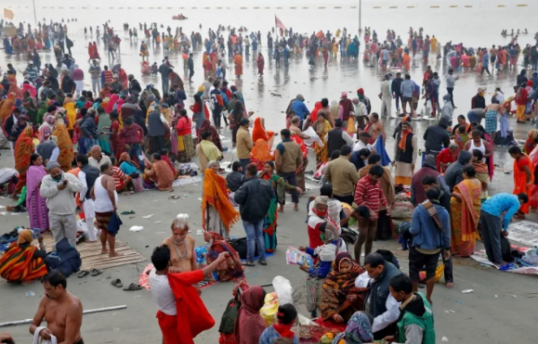 歐盟擬出臺防務檔案，伊朗模擬刺殺特朗普，印度人組隊恆河沐浴