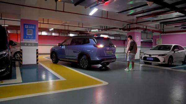 泊車技術進化史，從洗腦的“倒車請注意”到“無人駕駛”智慧泊車