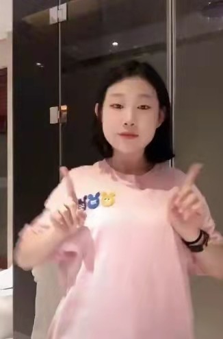 小瀋陽15歲女兒顏值大轉變!穿衛衣有女明星範,塗指甲油太顯成熟 小瀋陽15歲女兒顏值大轉變!穿衛衣有女明星範,塗指甲油太顯成熟