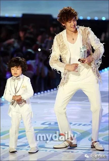 3歲就被逼996,淪為親生父母賺錢工具,這頂流童星不當也罷? 3歲就被逼996,淪為親生父母賺錢工具,這頂流童星不當也罷?