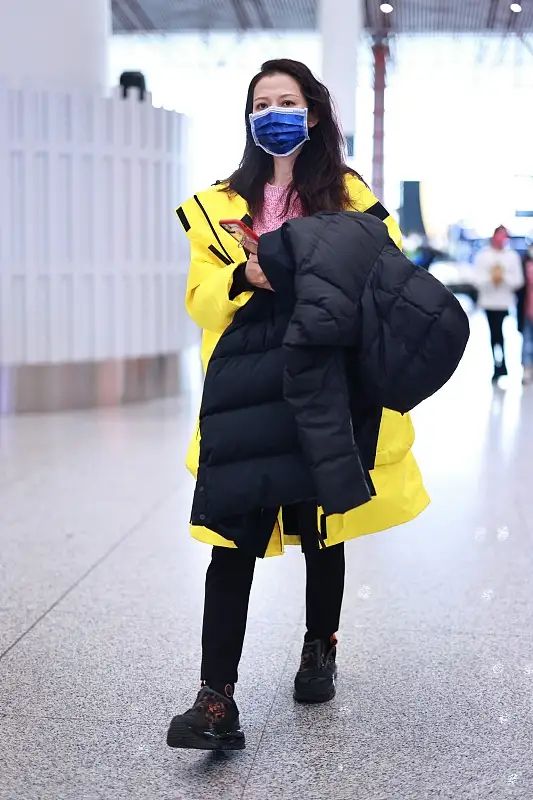 蔡少芬一家五口合體，張晉穿迷彩羽絨服挺潮，把女兒摟懷裡真寵溺