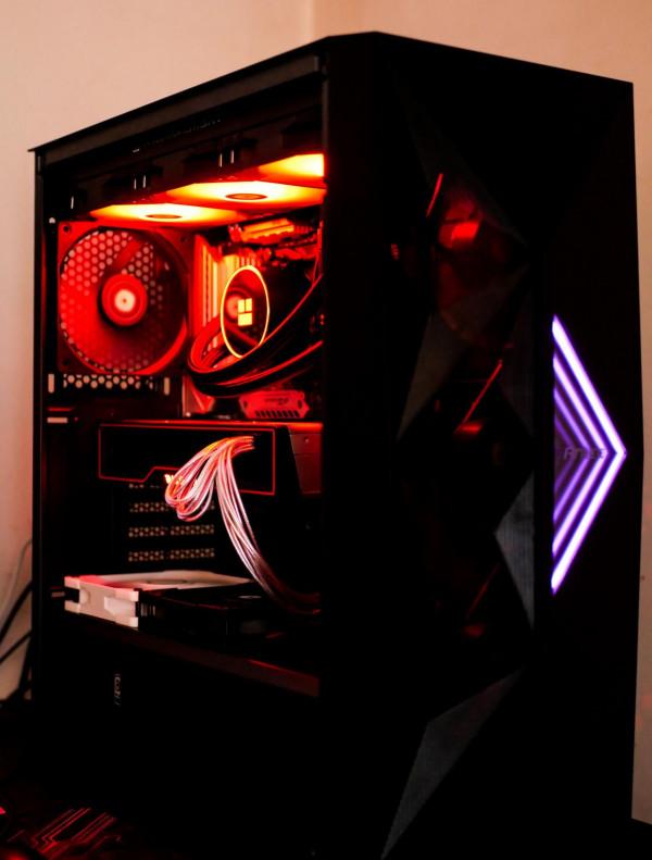 AMD紅全家桶瞭解一下，6900XT和5800X的完美配合