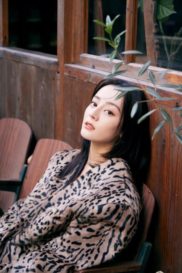 熱巴講脫口秀金句頻出，穿豹紋外套包裹嚴實，卻藏不住好比例