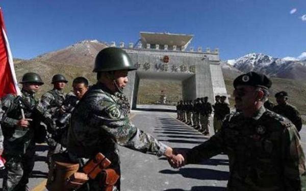 中國這道邊境線，對鄰國不設任何防線，兩國士兵沒事就串門蹭飯