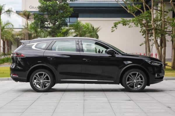 實拍比亞迪唐，配2.0T+6AT動力，7座佈局，到底香不香？