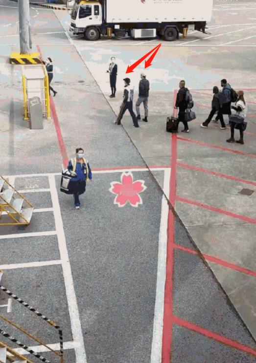 李易峰張藝興機場偶遇,剛拜拜完轉身又相遇,網友:拜拜了個寂寞 李易峰張藝興機場偶遇,剛拜拜完轉身又相遇,網友:拜拜了個寂寞