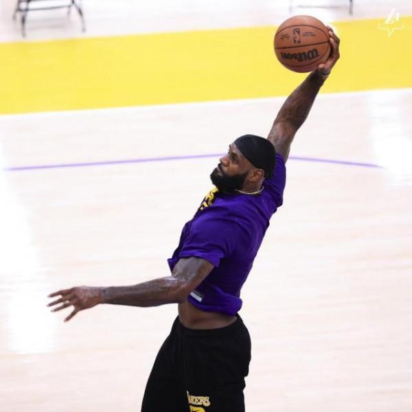 詹姆斯饞了!詹姆斯評價甜甜圈:只能看不能吃,聞聞味道當吃過了 詹姆斯饞了!詹姆斯評價甜甜圈:只能看不能吃,聞聞味道當吃過了