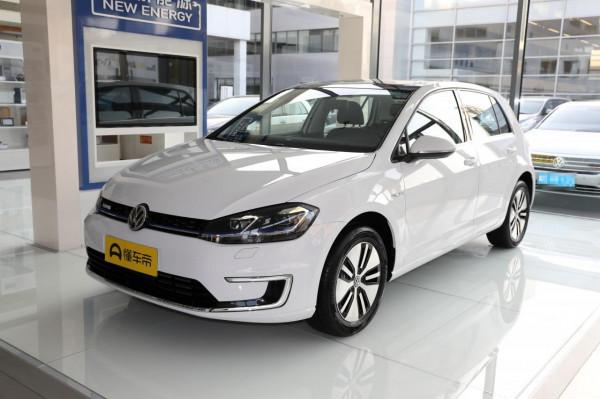 測評高爾夫·純電，外觀簡單大方，駕駛起來輕盈便捷