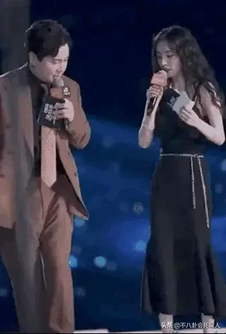 男星走紅毯高情商瞬間，有人提裙襬、披衣服，也有人摔倒都不扶