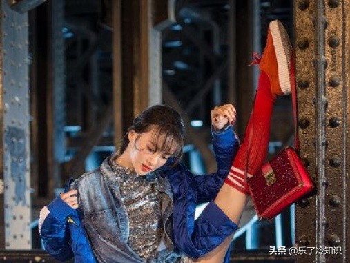 “天生的舞者”在導演椅上跳舞並抽筋，腳尖繃得筆直，腳背太美