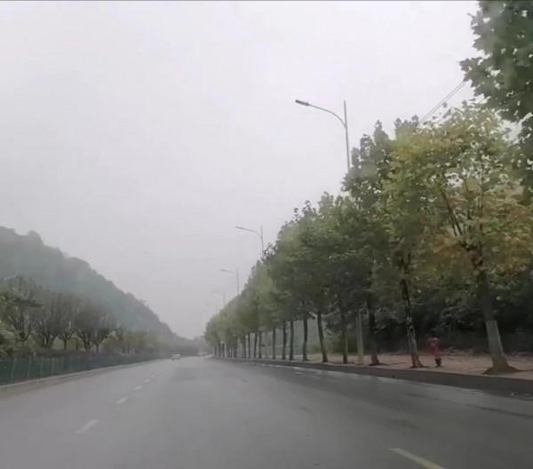 迷人的烏江源百里畫廊被濃霧遮住，我們被勸阻無功而返，無法理解