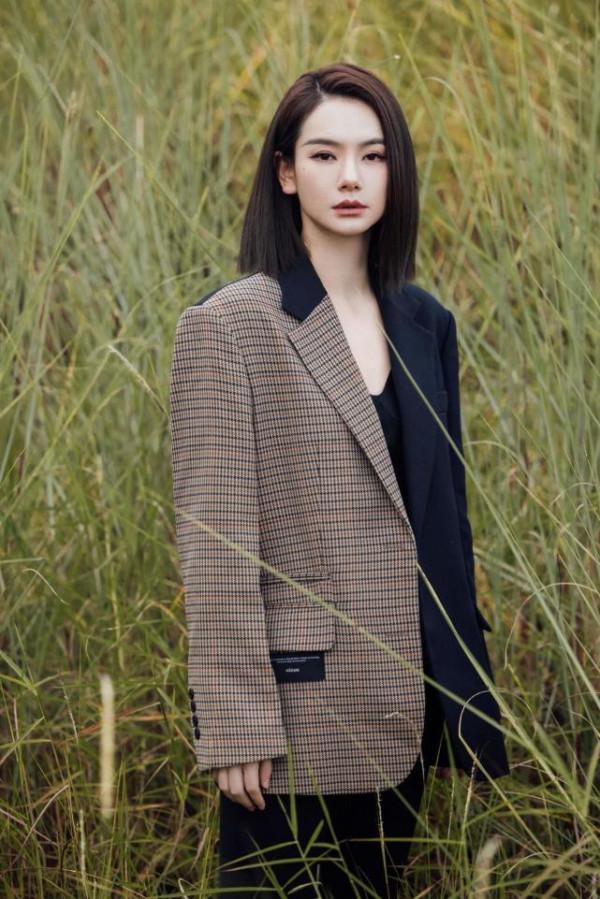 &OpenCurlyDoubleQuote;戚薇&rdquo;不走尋常路，把白襯衫當連衣裙，西裝只穿半件，意外時髦