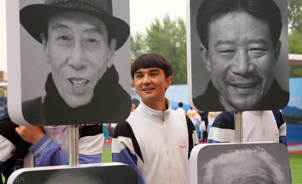 央視國慶晚會上的5大藝術家，個個德藝雙馨，背後的故事讓人淚目