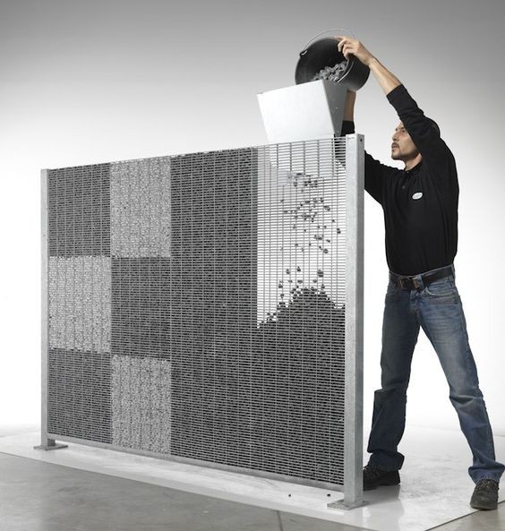 不要水泥和磚頭，他自制石籠網做魚池，旁邊留卡座，好好坐著欣賞