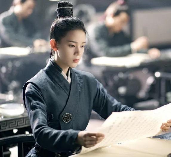 別以為貼個鬍子就是女扮男裝，這6位女星的男裝太帥，真不糊弄人