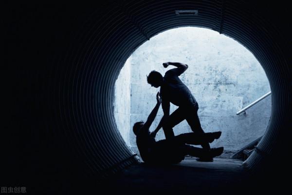 吃裡扒外!職員串通4名黑警持槍劫走僱主113萬鉅款 吃裡扒外!職員串通4名黑警持槍劫走僱主113萬鉅款