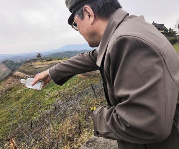 志願軍團長犧牲前旁邊插著兒子的照片,60年後兒子去陵園尋找父親 志願軍團長犧牲前旁邊插著兒子的照片,60年後兒子去陵園尋找父親