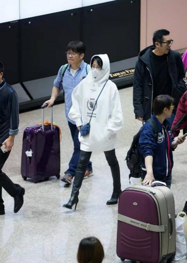 52歲許晴穿衛衣裙就走機場，打扮像20歲的小姑娘，又任性了