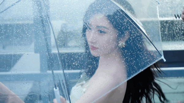 景甜每一次出場都很驚豔！雨中撐傘大秀香肩，穿綠紗裙好似花仙子