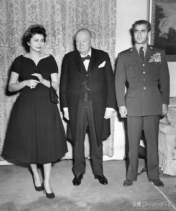 伊朗總理因掌摑霍梅尼，慘遭殺害，15年​後連屍骨都被挖出丟棄