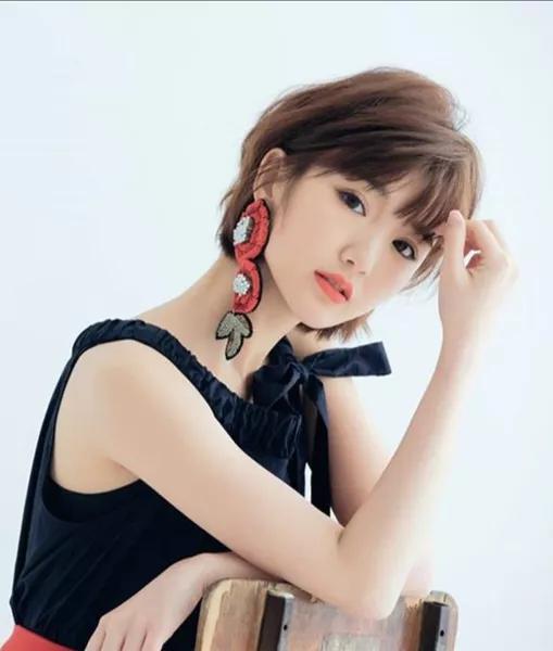 毛曉彤美照一冊，欣賞