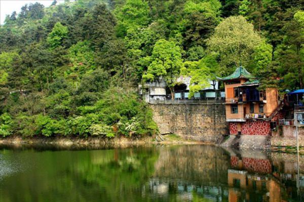 1966年，毛主席在一神秘山洞居住12天，臨走時表示：我還會回來的