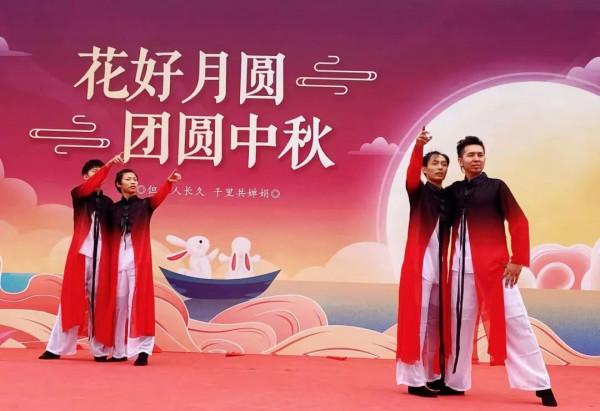 國風古韻 金秋遊園 漢服驚鴻 衣袂飄飄 國風古韻 金秋遊園 漢服驚鴻 衣袂飄飄