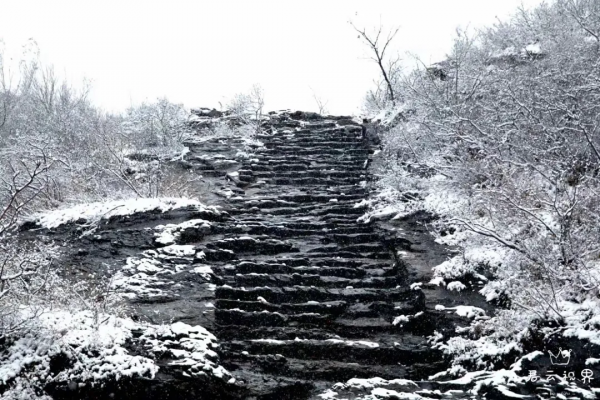 門城一夜雪，萬山披銀裝！