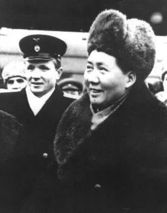 49年斯大林在蘇聯見到毛主席，握住他的手：你很年輕，很了不起