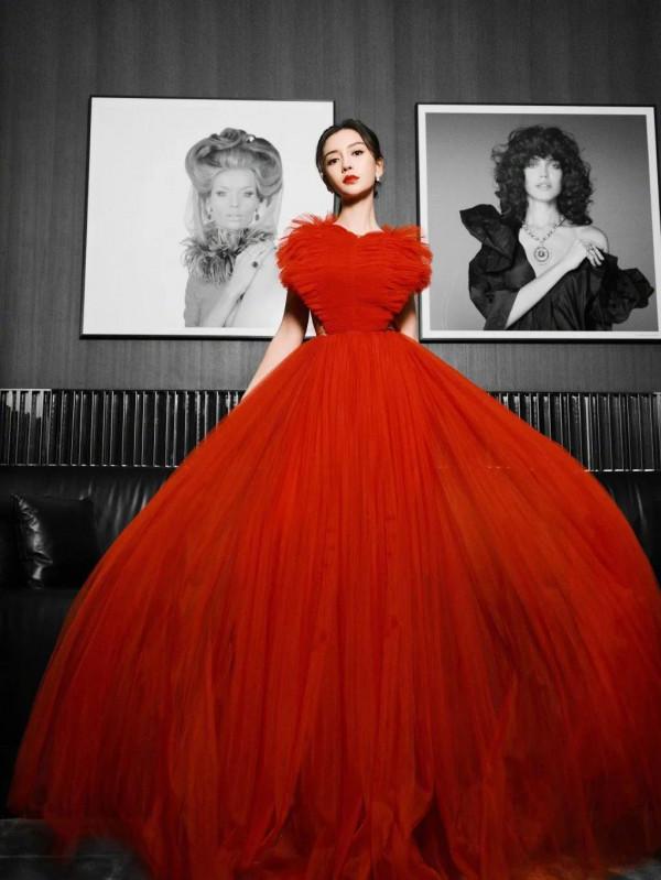 Angelababy楊穎穿一襲紅心禮服裙亮相北影節開幕紅毯，明豔動人