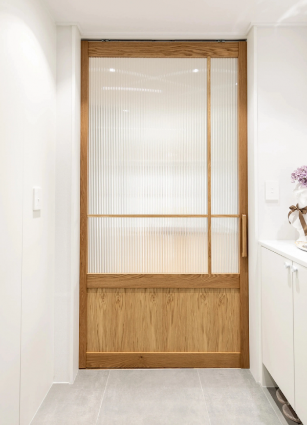 166㎡只有夫妻倆居住，沒有花裡胡哨的造型設計，乾淨得恰到好處