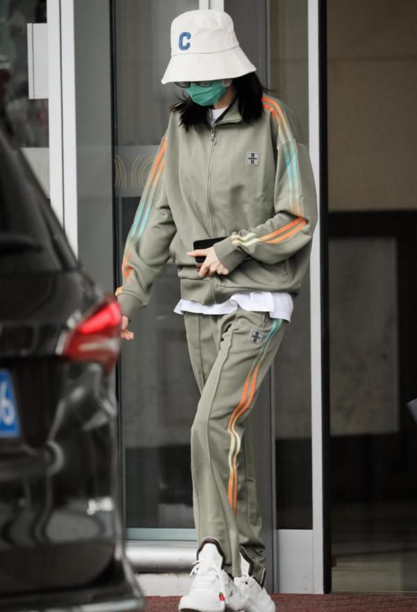 迪麗熱巴運動裝扮可鹽可甜,穿牛油果綠竟沒翻車,私服審美也超絕 迪麗熱巴運動裝扮可鹽可甜,穿牛油果綠竟沒翻車,私服審美也超絕