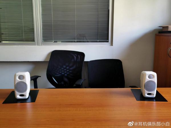 辦公桌上曾用過和仍在用的幾對小喇叭