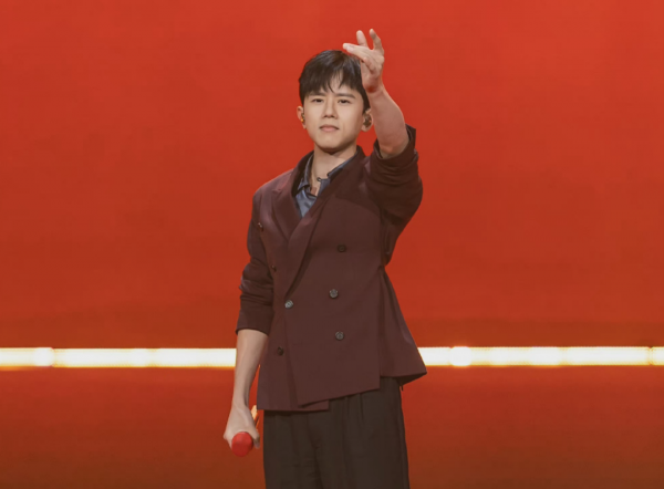 國慶晚會明星造型：劉嘉玲美豔開場，朱一龍寸頭獻唱，劉濤甜美