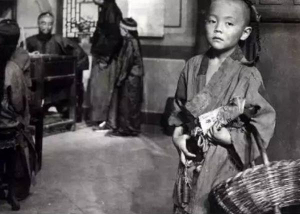 小戰士打仗時上廁所，不小心被部隊落下，一人打退美軍9次衝鋒