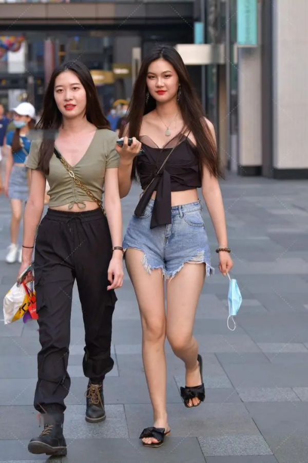 小姐姐打造清新時尚的一字肩，既能展現獨特的身材優勢