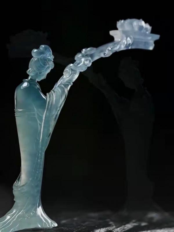 奇形怪狀的翡翠邊角料,玉雕師傅巧妙的設計讓它煥然一新 奇形怪狀的翡翠邊角料,玉雕師傅巧妙的設計讓它煥然一新