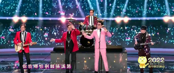 央視春晚笑點多：賈玲衣服能掃福，沈騰撞臉湯姆貓，鄧超放飛自我