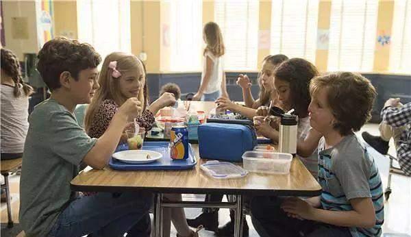 英國男子臉部畸形，憑魅力迎娶美女大學生，孩子出生後笑不出來了