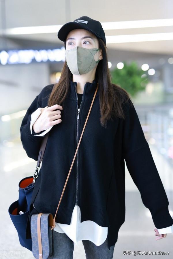 街拍：霍汶希穿黑色外套搭牛仔褲休閒時尚，背兩個單肩包混搭動人