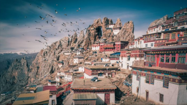 建立在雪山上的寺廟，已有千年歷史，位於西藏神聖之地