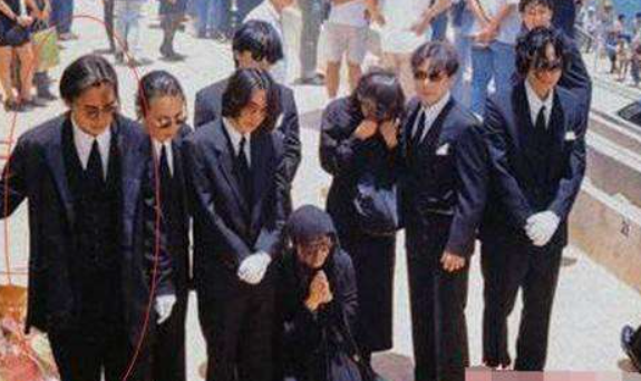 1993年黃家駒去世，在靈堂上痛哭的前女友林楚麒，為何遭到驅趕？