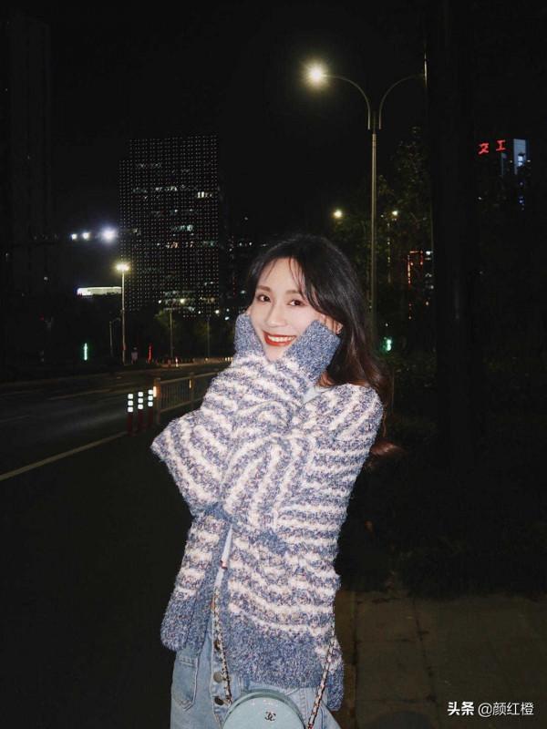 “針織外套”的高階穿法是這樣的，搭配百褶裙優雅溫柔，簡約大氣