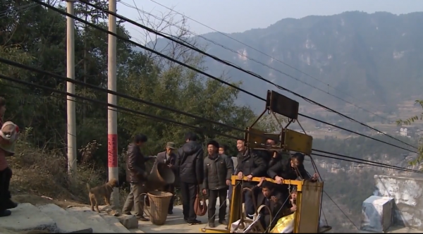 懸崖上的村莊：萬丈懸崖上村民靠一根鐵索出行，坐上去腳都發抖