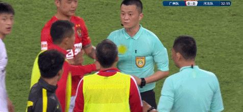 鄭智當教練火爆脾氣依然沒改,抗議判罰獲教練生涯首張黃牌 鄭智當教練火爆脾氣依然沒改,抗議判罰獲教練生涯首張黃牌