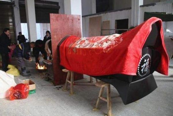 “喪人出棟樑，生人不寢房”，並不是“封建迷信”，有一定道理